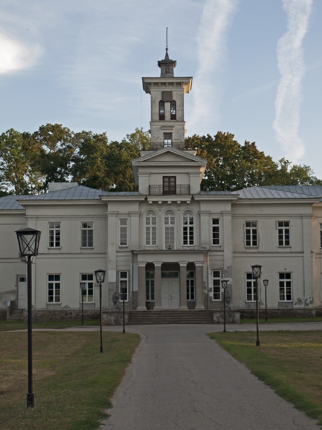 Astravo dvaro rūmų fasadas su kolonų portiku ir aukštu belvederiniu bokštu virš stogo, priekyje takas ir žibintai