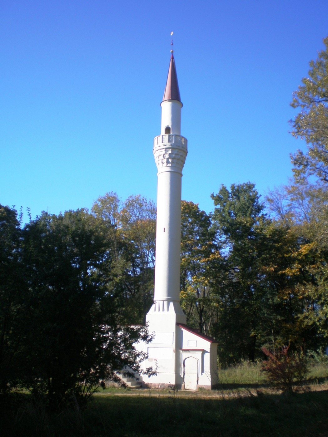 Baltas Kėdainių minaretas su balkonėliu ir pusmėnuliu miesto parke