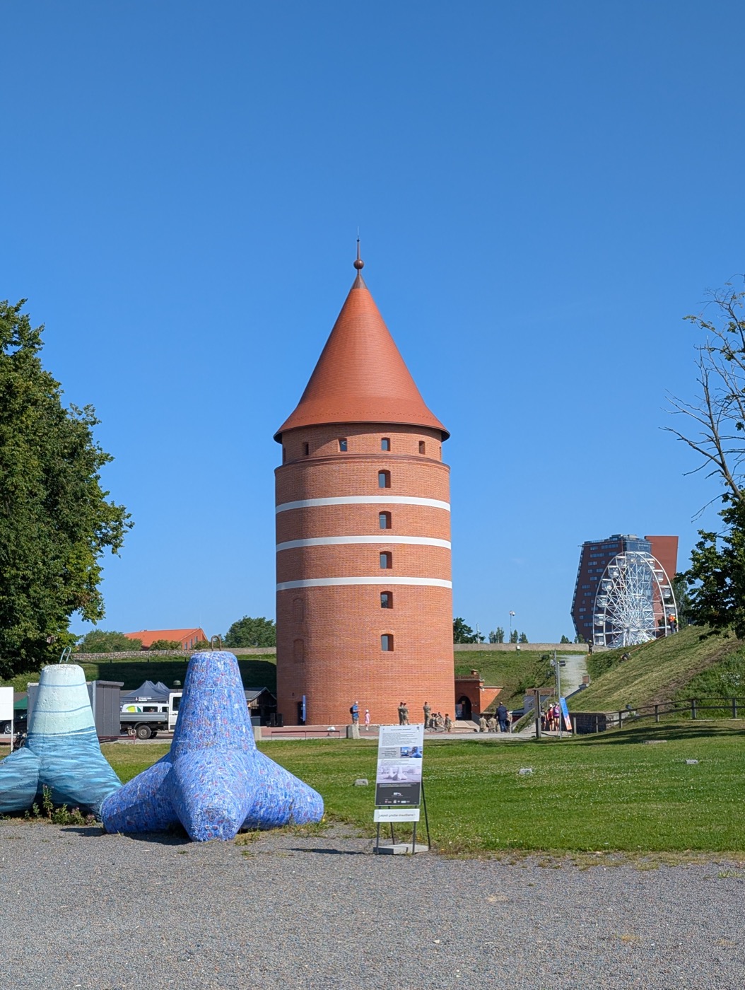 Atkurtas Klaipėdos pilies Didysis bokštas iš raudonų plytų su kūgio formos stogu