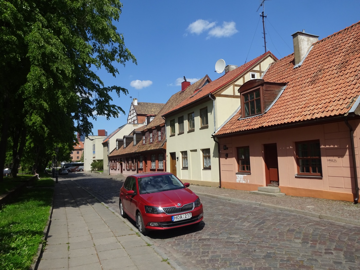 Klaipėdos senamiesčio gatvė su žemais čerpių stogų namais