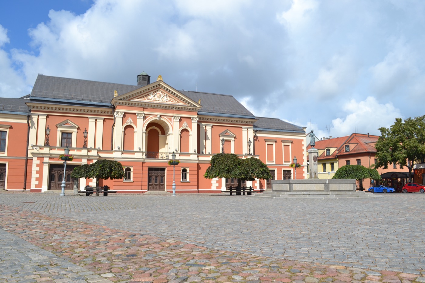 Klaipėdos Teatro aikštė su dramos teatro pastatu ir Simono Dacho fontanu