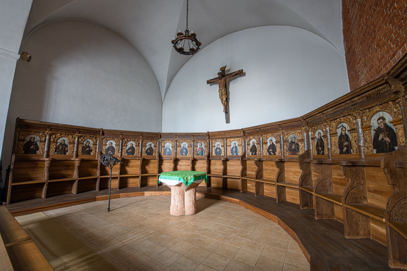 Kretingos vienuolyno patalpa su medinėmis klauptų eilėmis ir paveikslais