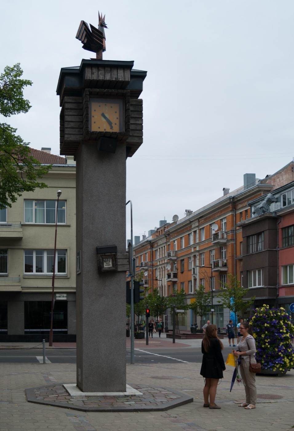 Laikrodis su mediniu gaidžiu ant stulpo Šiaulių bulvare
