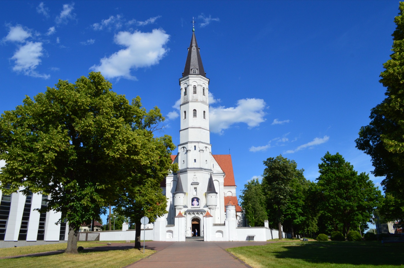 Balta Šiaulių Šv. apaštalų Petro ir Pauliaus katedra su aukštu bokštu