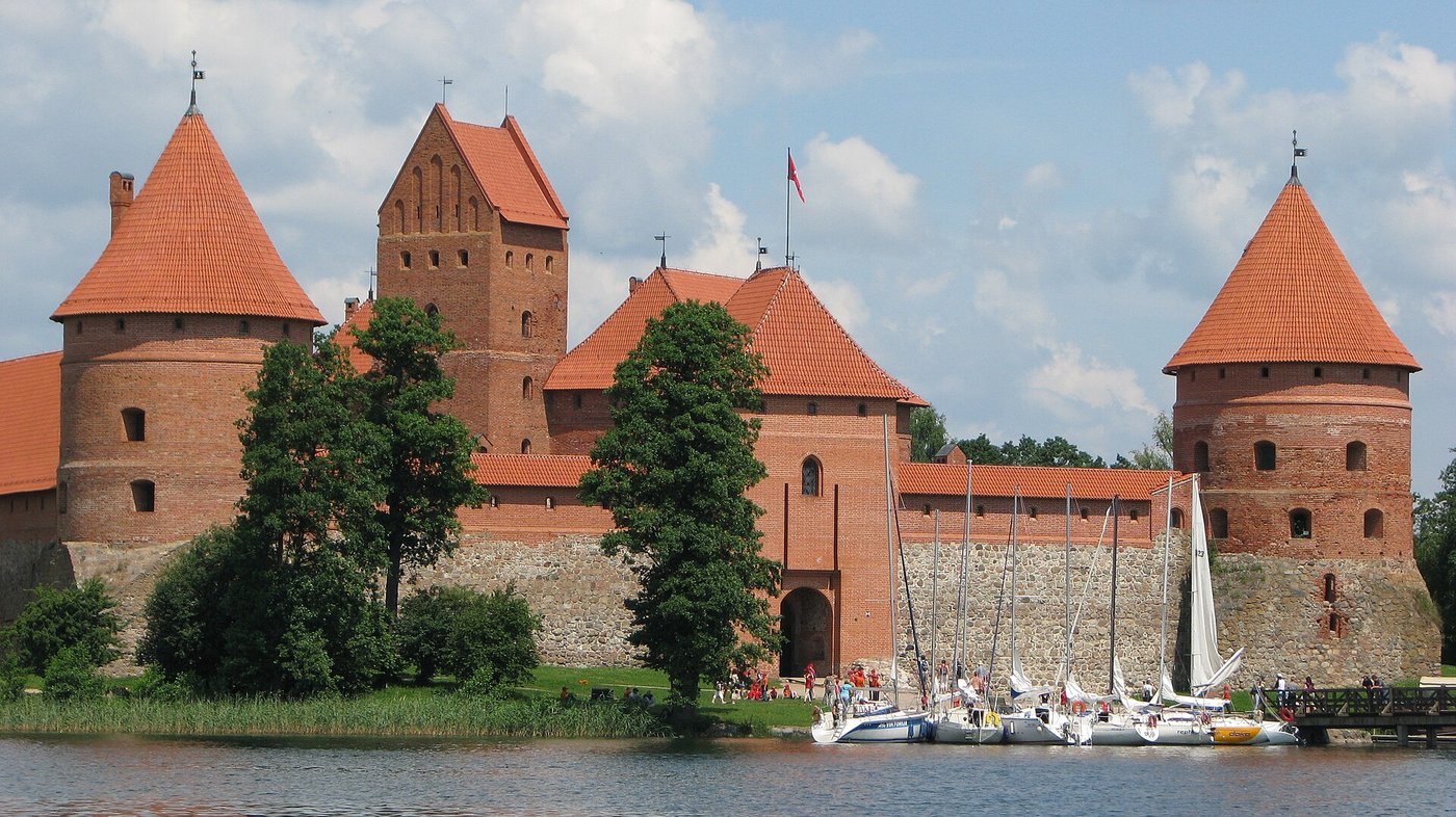Trakų salos pilis Galvės ežere, priekinis fasadas ir gynybinės sienos